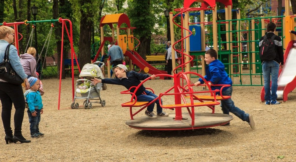 Детская площадка в столичном парке “Юность” требует ремонта