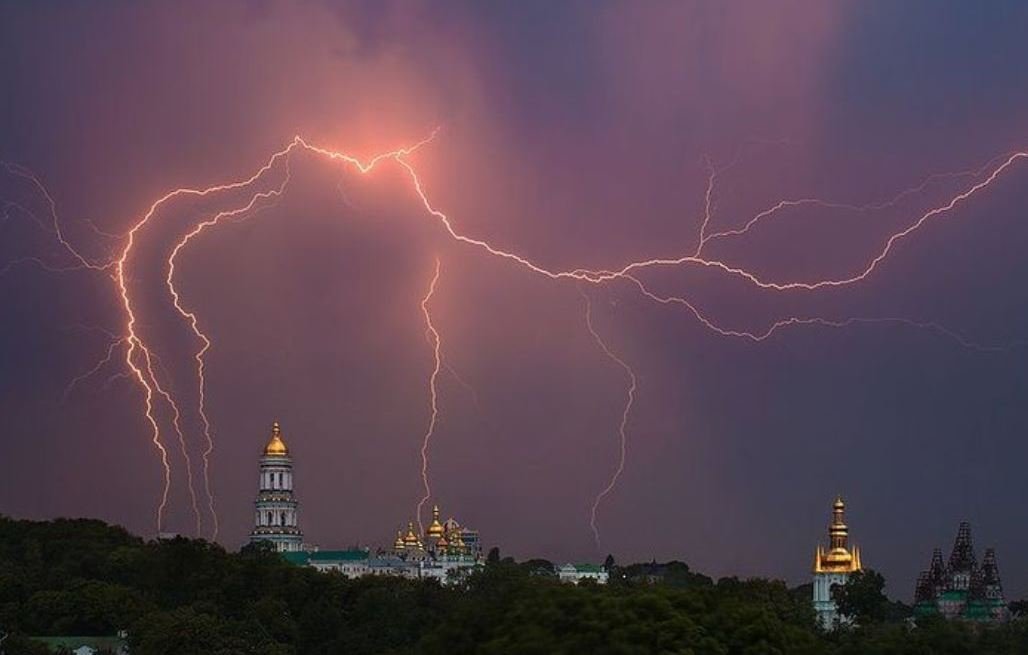В субботу, 26 июня, в Киеве ожидается гроза, местами град и шквалистый ветер