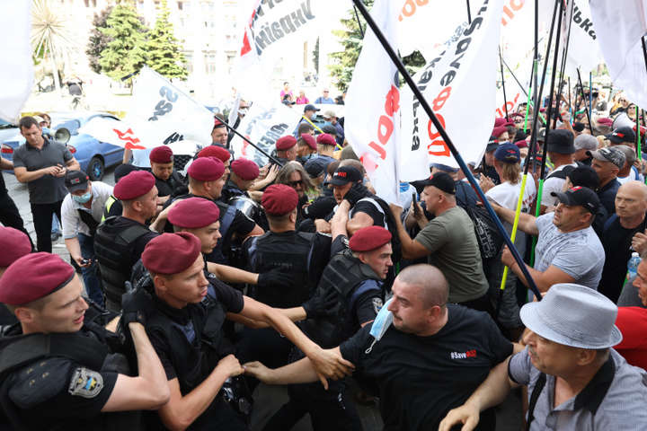 На Майдане Независимости в Киеве произошли столкновения протестующих предпринимателей с полицией (фото, видео)