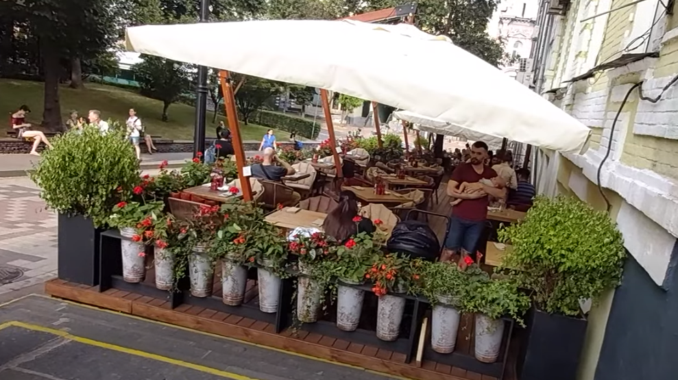 В Киеве возобновила работу скандальная летняя площадка ресторана “Хурма” (видео)