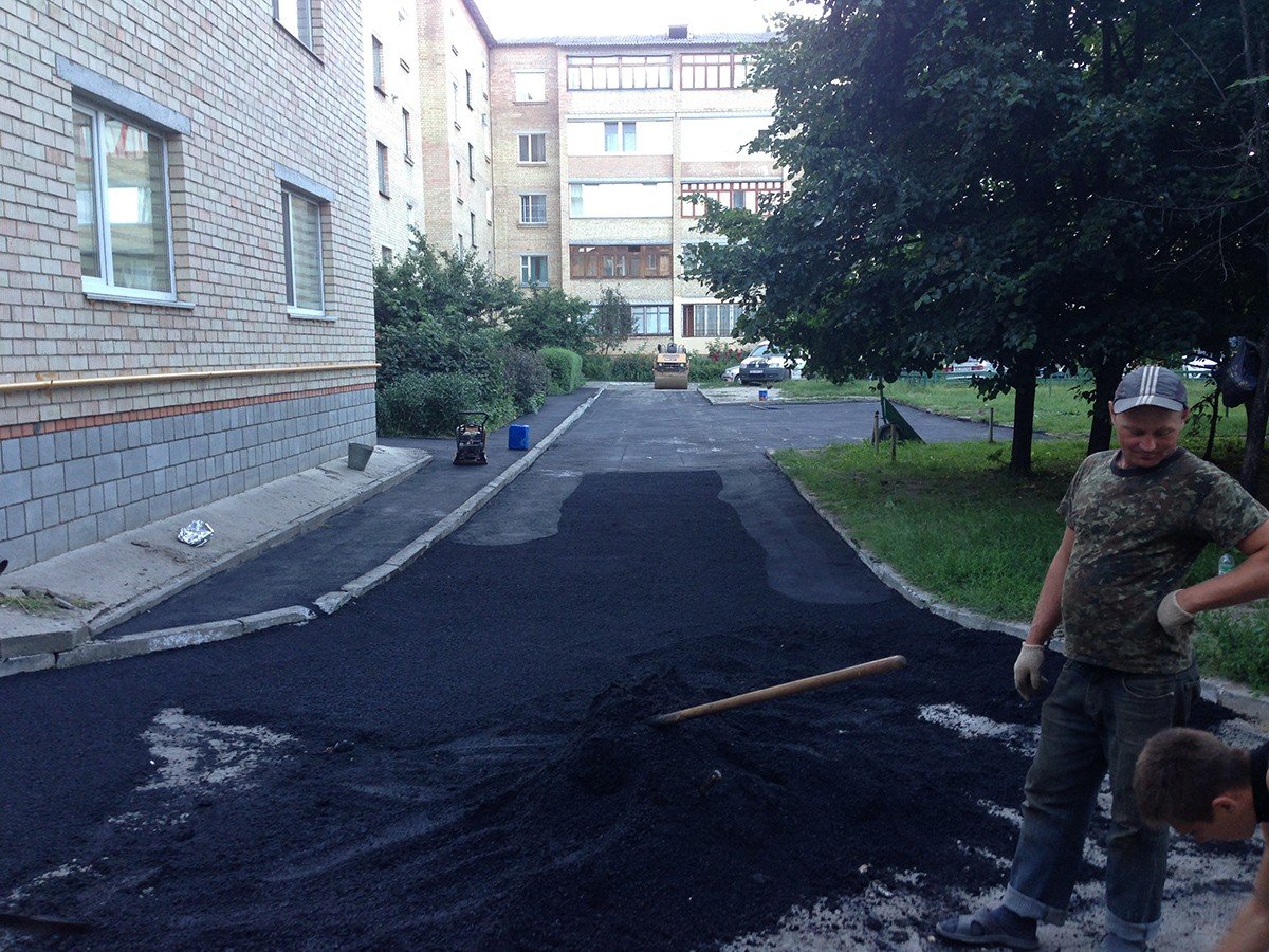 В Днепровской и Печерском районах Киева отремонтируют 21 придомовую территорию и внутриквартальные проезды (адреса)