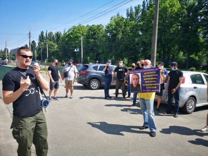 Что скрывает Мирошниченко: возле отеля скандального экс-нардепа прошла акция протеста