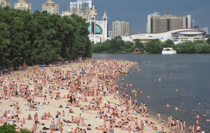 Кличко отрапортовал о готовности всех коммунальных пляжей к летнему сезону