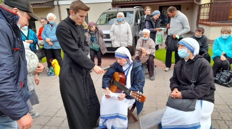 На Киевщине миссионеры-католики провели пикник для бездомных (фото)