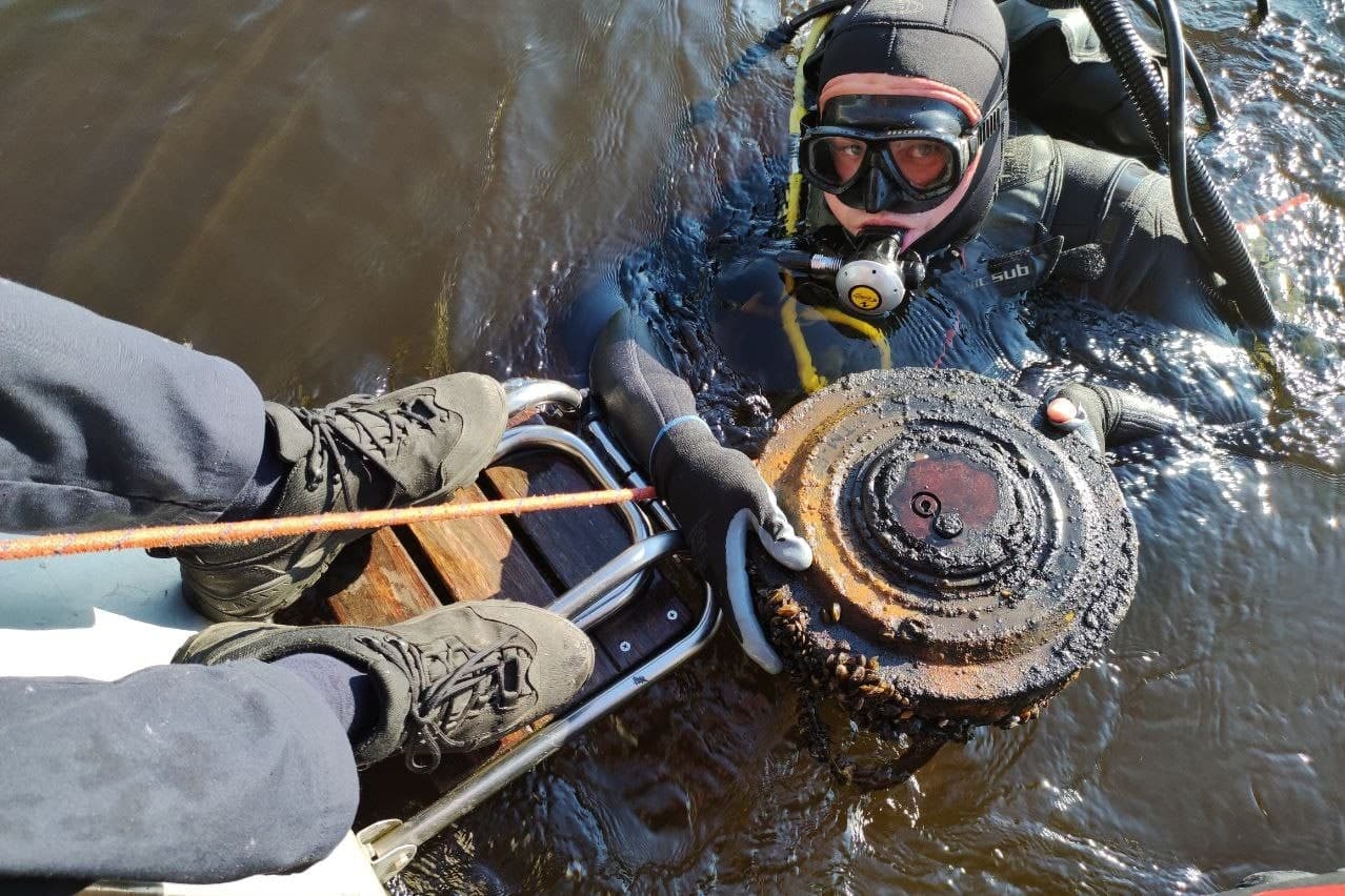 Водолазы-саперы ГСЧС достали противотанковую мину из Днепра в столичном Гидропарке