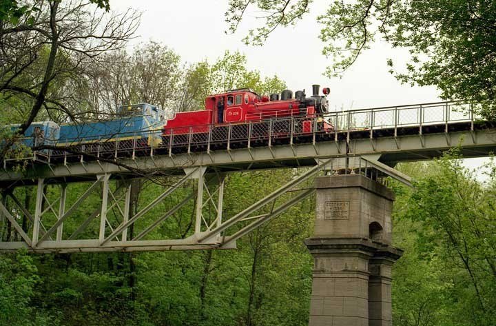 В Сырецком парке парень покончил жизнь самоубийством, спрыгнув с железнодорожного моста