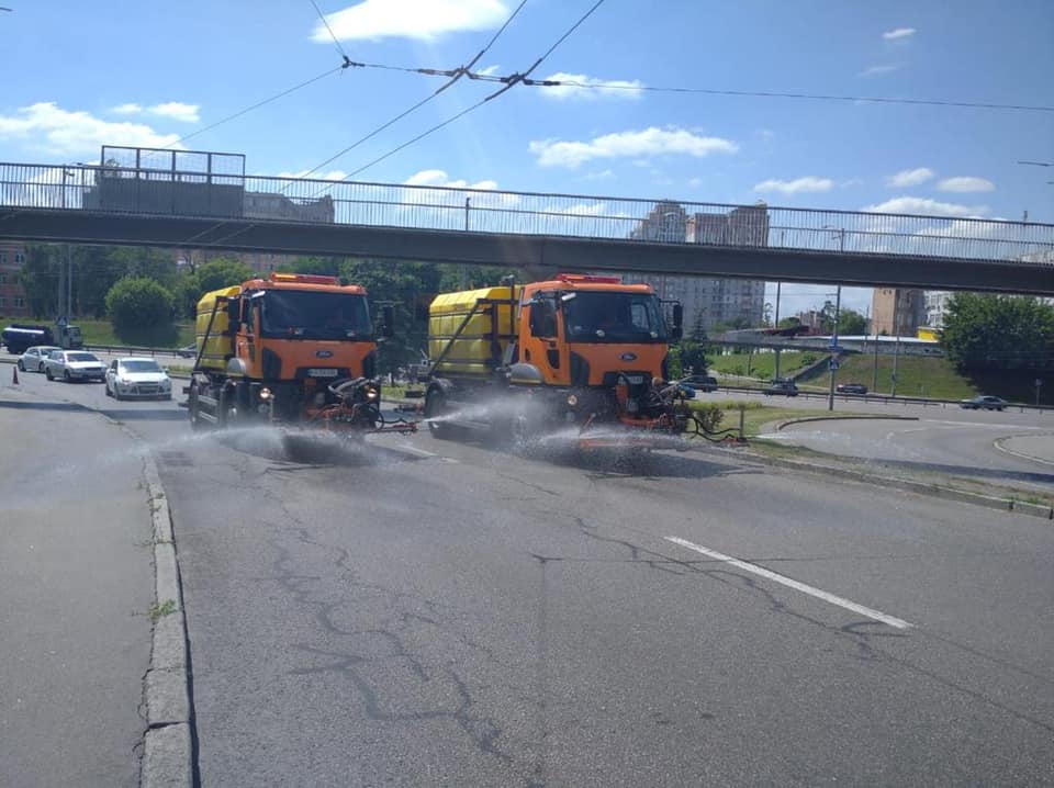 Из-за жары в Киеве круглосуточно поливают дороги (фото)