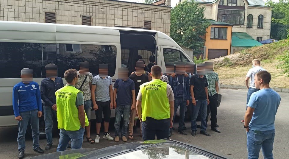 На одной из строек в Киеве миграционная служба обнаружила 13 незаконных мигрантов из Узбекистана