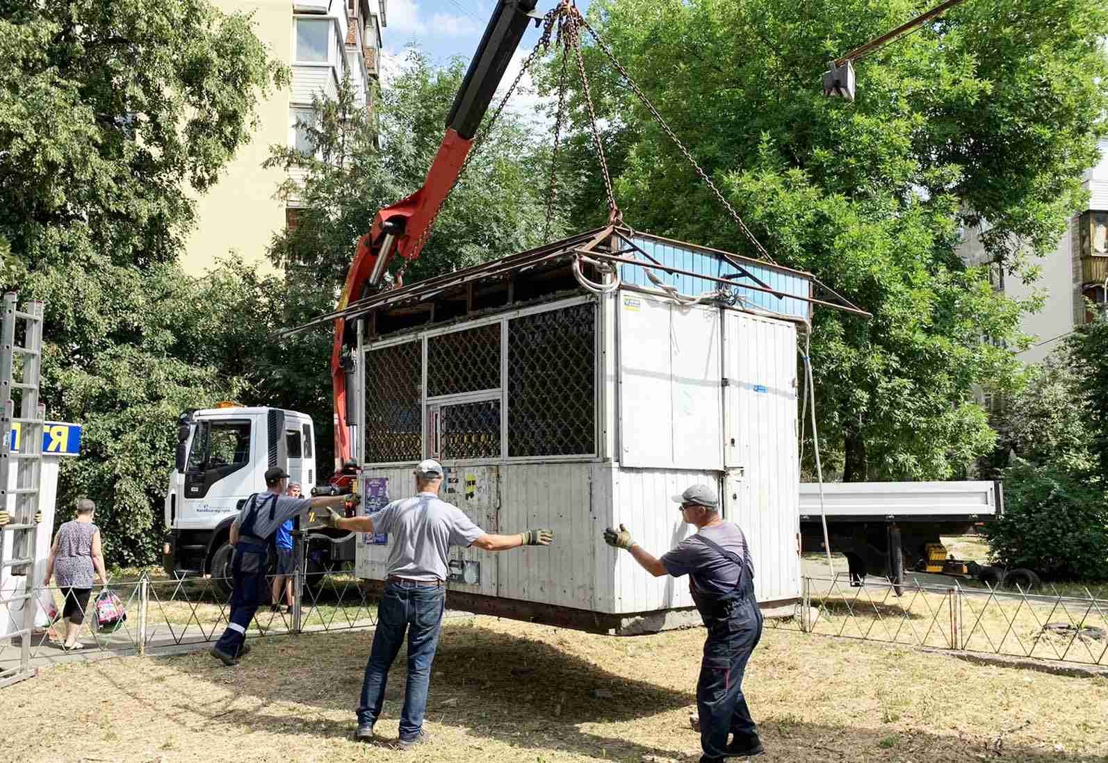 В Департаменте городского благоустройства КГГА решили убрать со столичных улиц более ста временных сооружений (адреса)