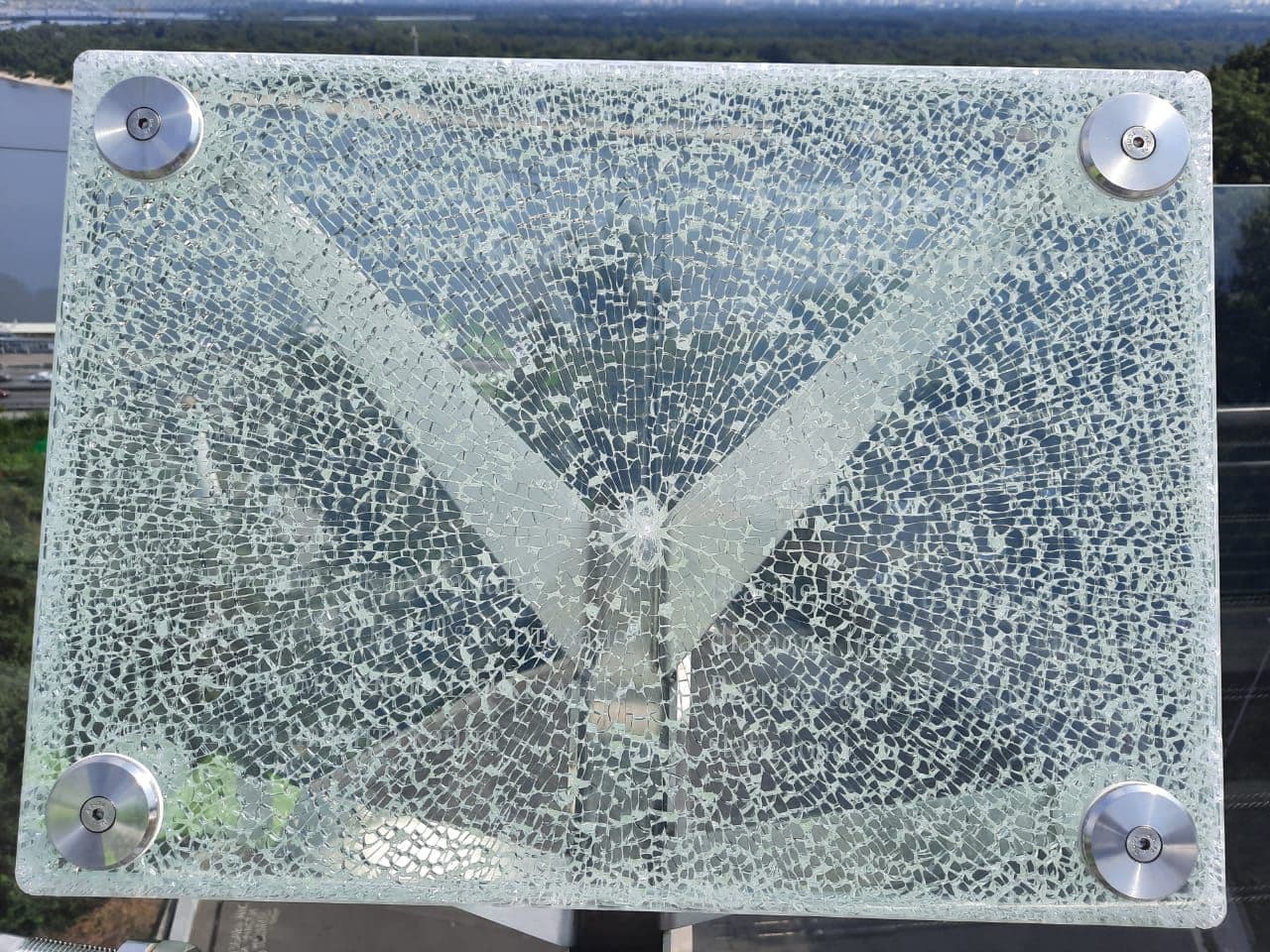 В Киеве на мосту через Владимирский спуск вандал повредил два стеклянных информационных стенда (фото, видео)