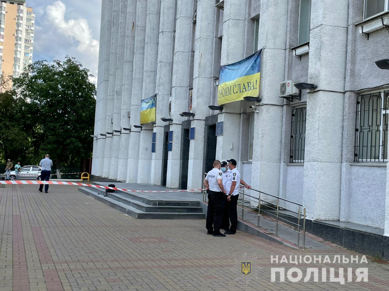 Мужчина с мечом и пистолетом устроил стрельбу у горсовета Вышгорода (фото)