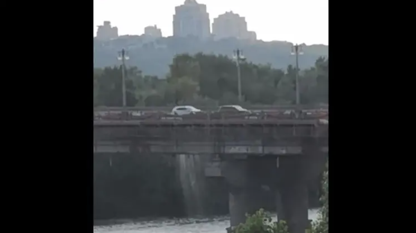 Под мостом Патона прорвало теплосеть (видео)