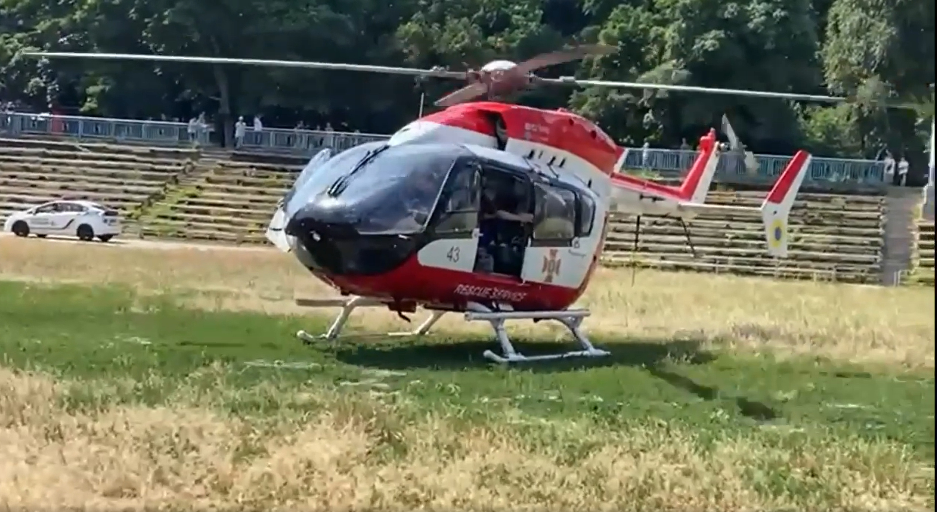 На стадионе “Старт” в Киеве приземлился вертолет с тяжело раненным 9-летним мальчиком (видео)