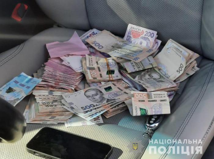 Полиция подозревает двоих налоговых инспекторов на Киевщине в систематическом взяточничестве (фото)