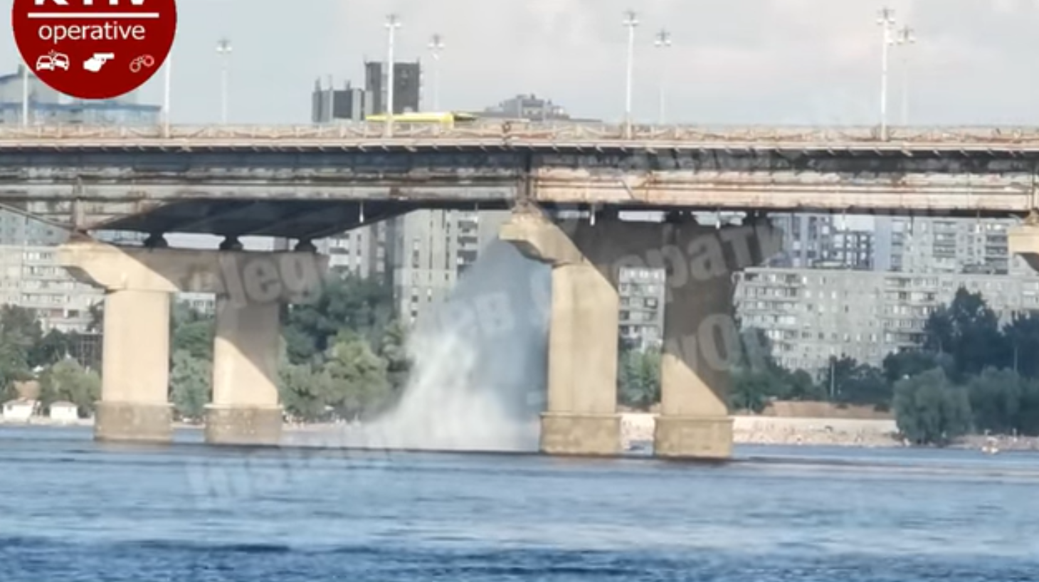 В Киеве снова прорвало теплосеть под мостом Патона (видео)