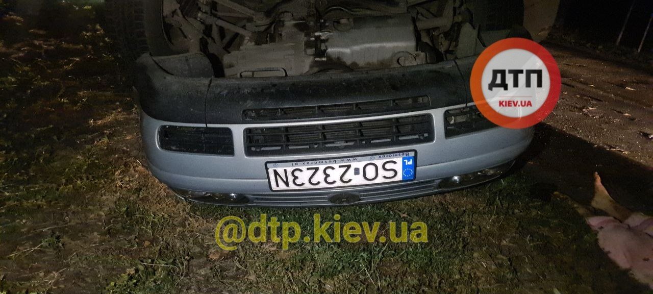 На Киевщине перевернулся автомобиль с 13 людьми в салоне, погибли два человека (фото)