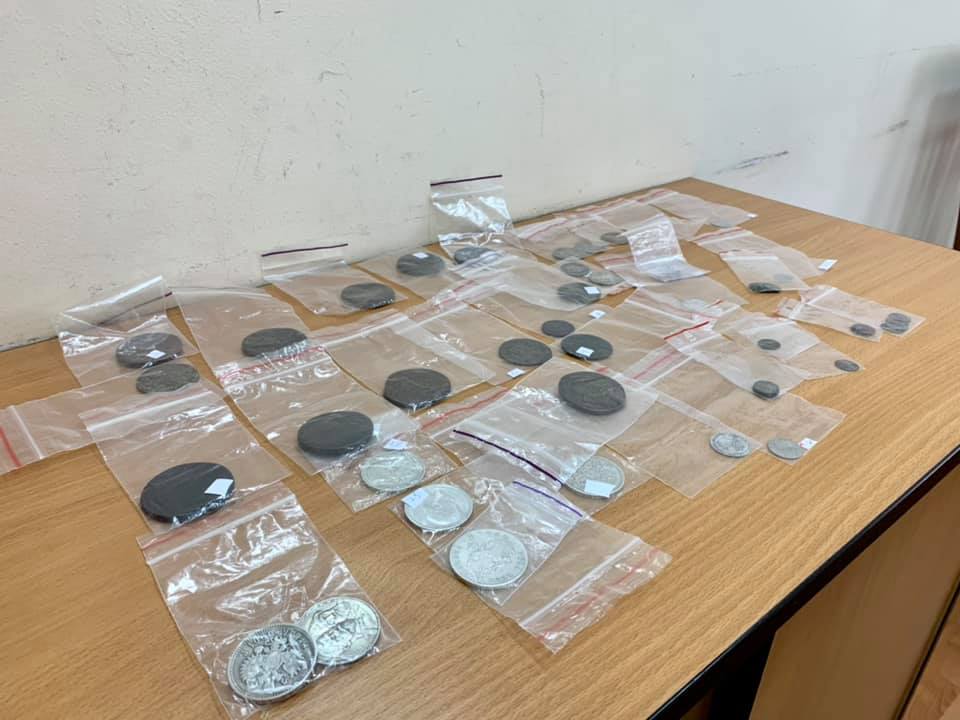 Киевские таможенники обнаружили в посылке в Израиль коллекцию древних монет (фото)