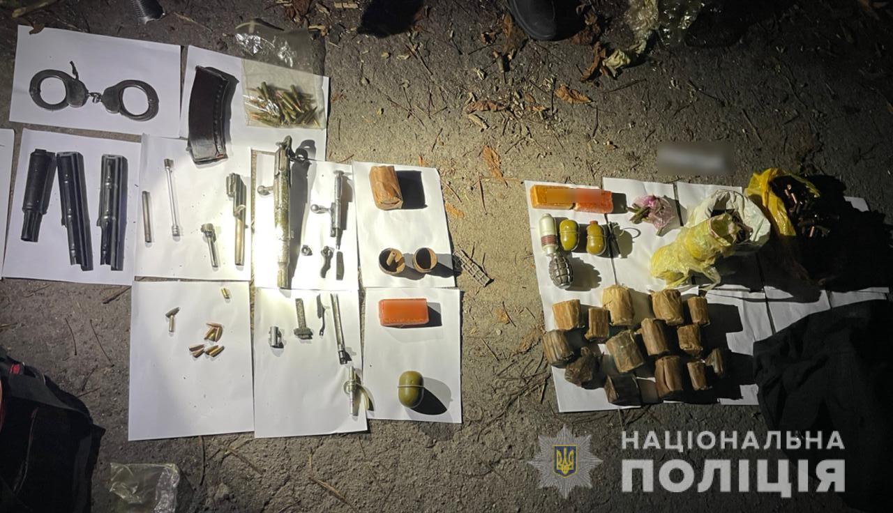 В заброшенном здании в Броварах местный житель обнаружил тайник с боеприпасами и деталями оружия (фото)