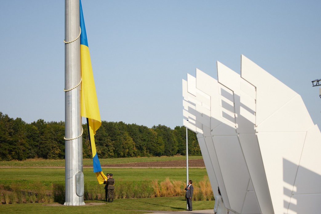 Мы вместе поднимаем флаг и должны поднимать Украину - только вместе и только вверх, - президент Украины Владимир Зеленский поздравил украинцев с Днем Государственного Флага