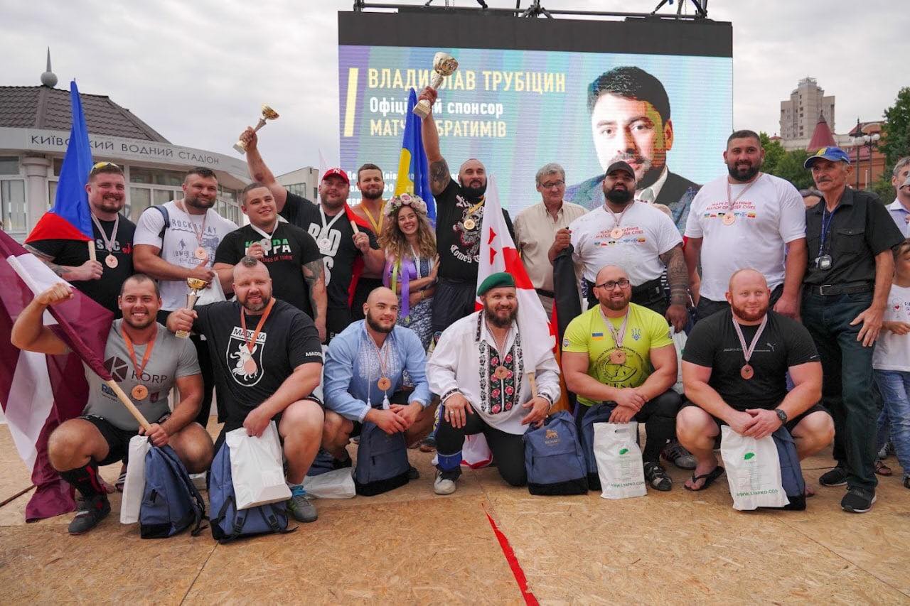 В Киеве состоялись зрелищные соревнования среди силачей