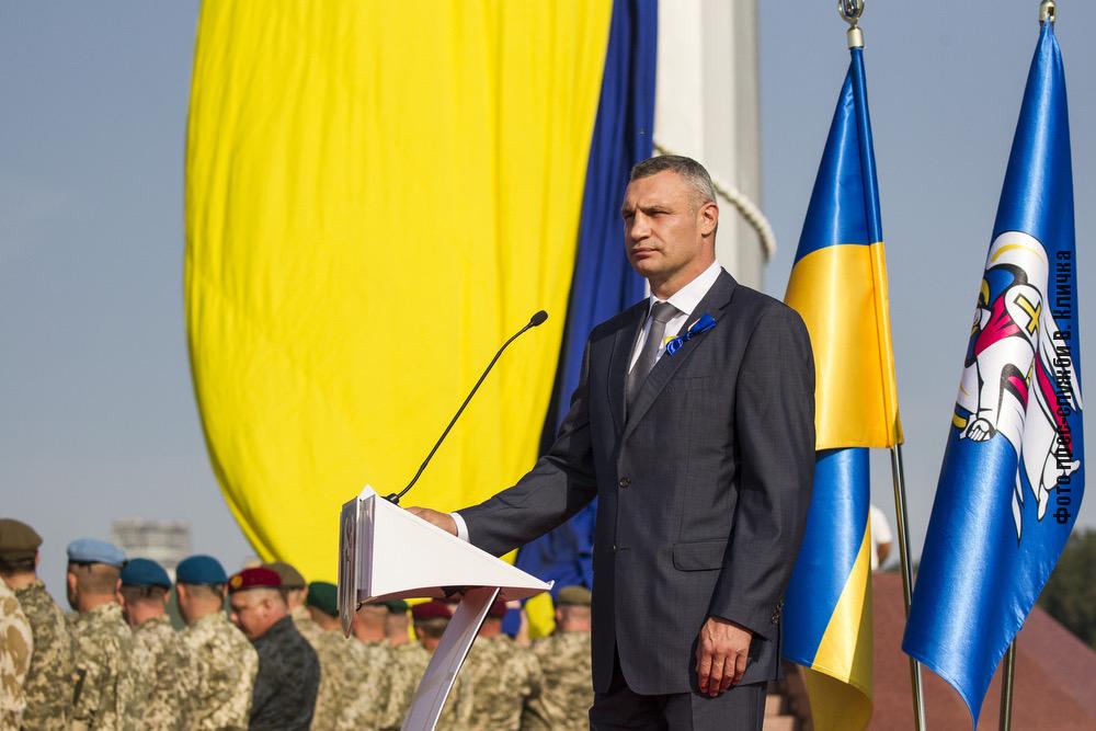Мэр Киева Виталий Кличко принял участие в торжественном поднятии крупнейшего государственного флага Украины (фото, видео)