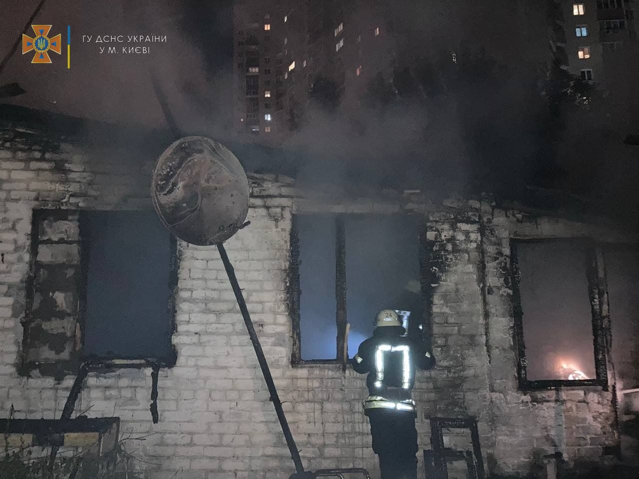 Столичные спасатели ликвидировали пожар в частном доме в Дарницком районе