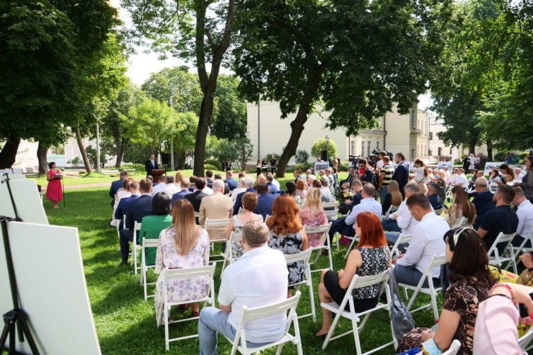 У Мінрегіоні привітали будівельників та представили фотовиставку знакових регіональних будівельних об’єктів 2020 року