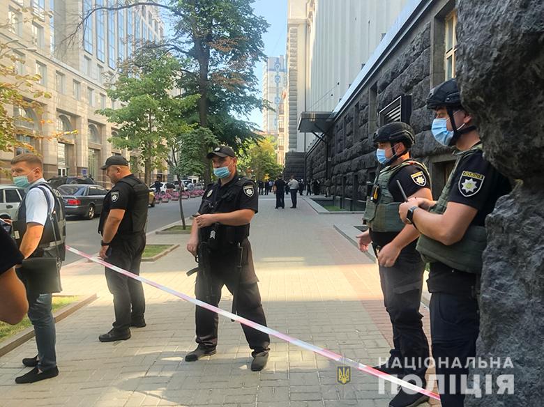 Полиция Киева ведет переговоры с неизвестным, угрожающим взрывом в Кабмине (видео)