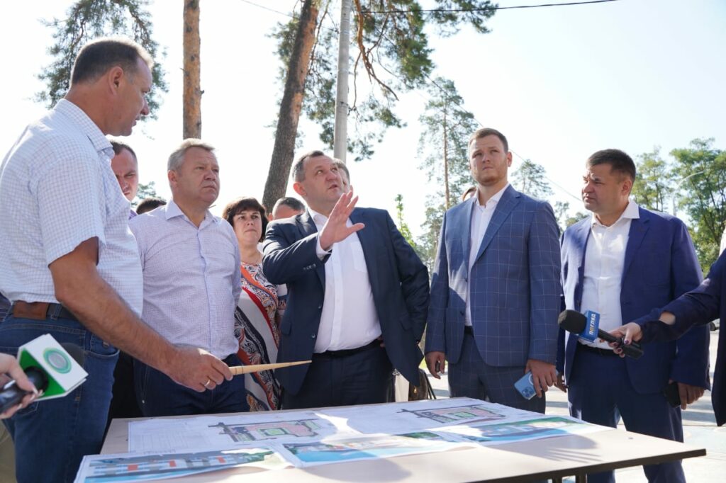 Очільник КОДА Володін завітав на будмайданчик спорткомплексу в Бучі та відвідав центри масової вакцинації