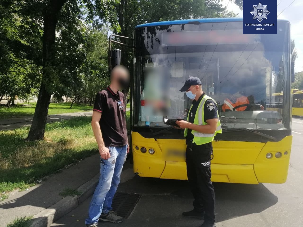 На проспекте Победы в Киеве полицейские остановили троллейбус, водитель которого был в состоянии наркотического опьянения