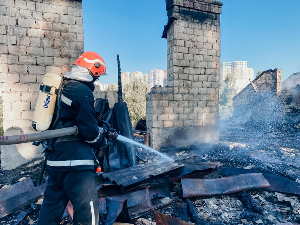 Дом на Васильковской, в котором вчера сгорела кровля, проверяют на пригодность к дальнейшей эксплуатации