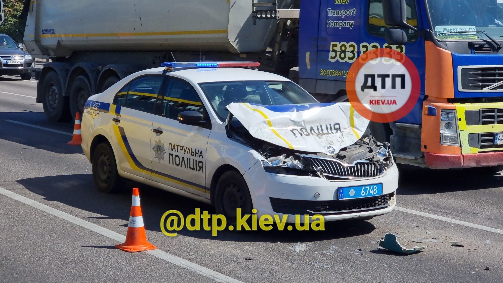 В Киеве автомобиль полиции врезался в маршрутку (фото)