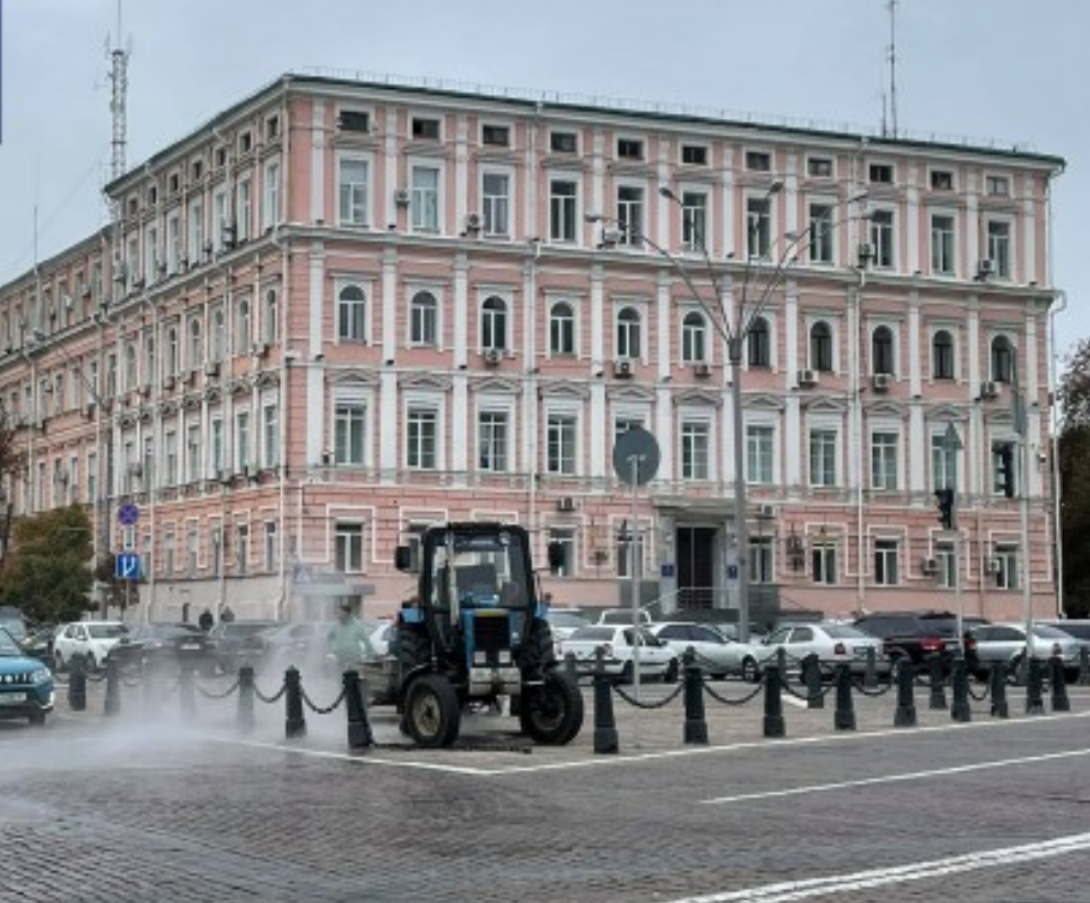 Возле здания Главного управления Нацполиции в Киеве прорвало трубопровод