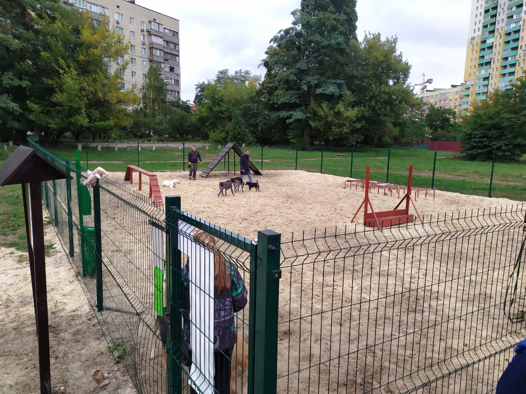В Днепровском районе Киева открыли площадку для выгула собак (фото)