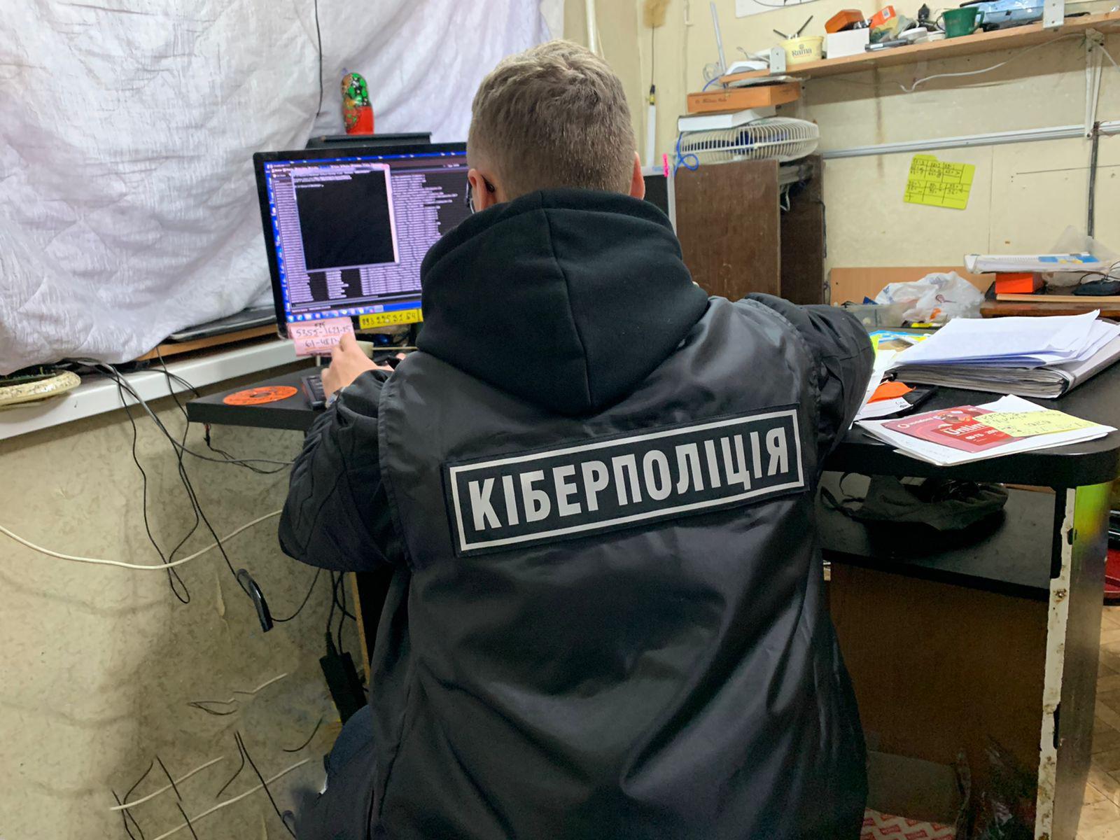 Киберполиция разоблачила киевлянина во вмешательстве в работу платежных систем и присвоении денег граждан