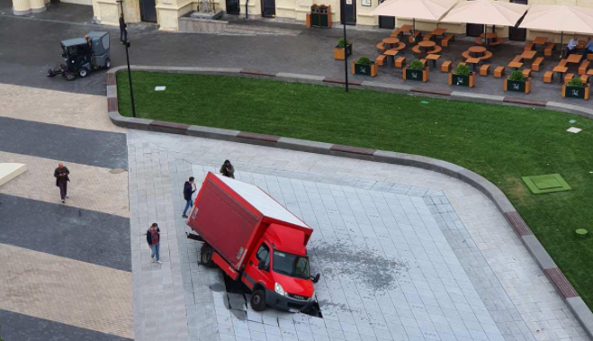 Грузовик провалился в “сухой” фонтан на Арсенальной площади в Киеве (видео)