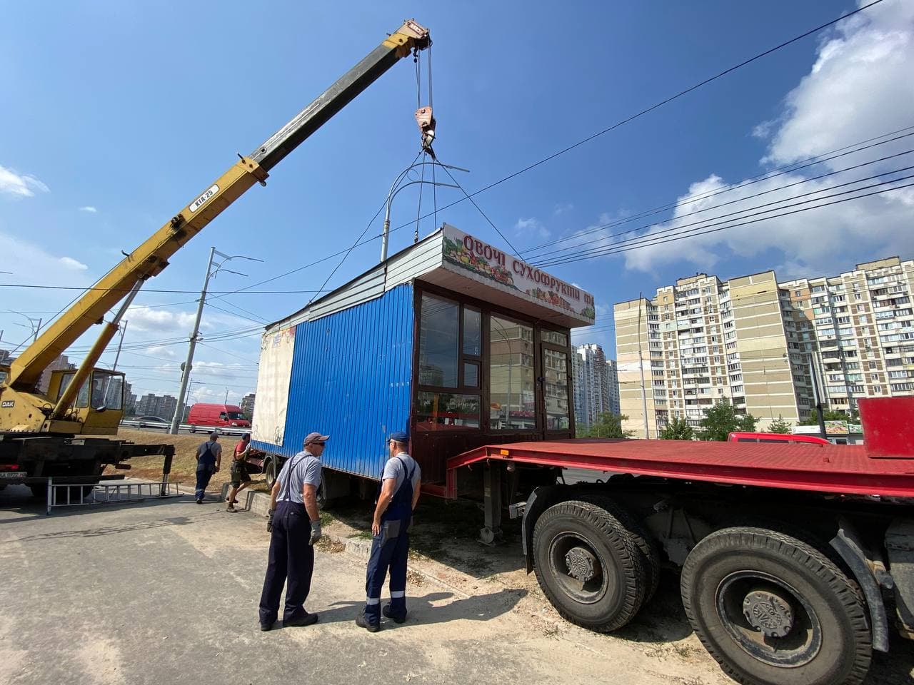 Власти Киева заявили, что в течение лета демонтировали почти 1700 незаконных элементов благоустройства