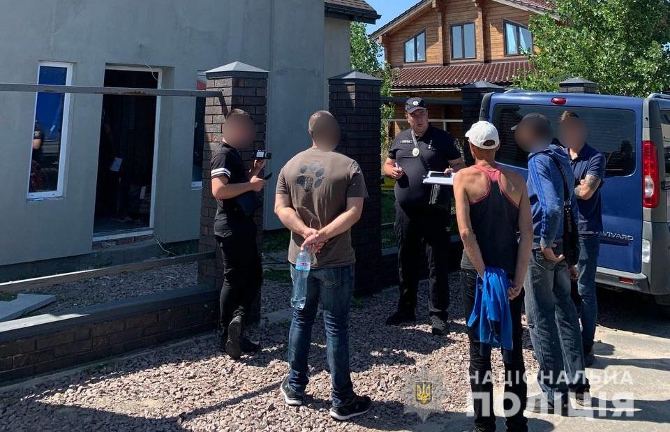 Полиция Киевщины подозревает жителя столицы в вымогательстве (фото, видео)