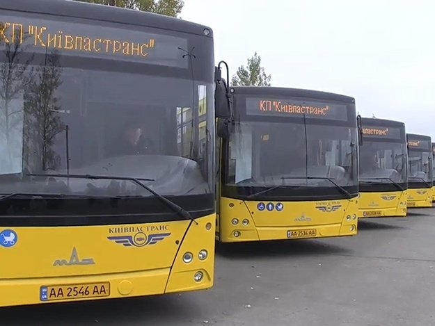 На улице Клавдиевской в Киеве провал в асфальте изменил маршрут движения автобуса №97