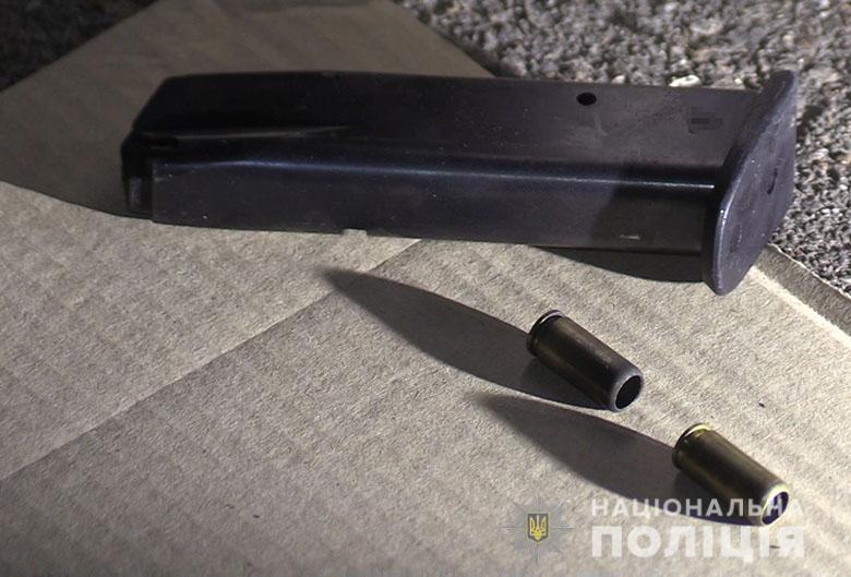 В Киеве в ходе конфликта между прохожими один из них застрелил оппонента из травматического оружия (фото, видео)
