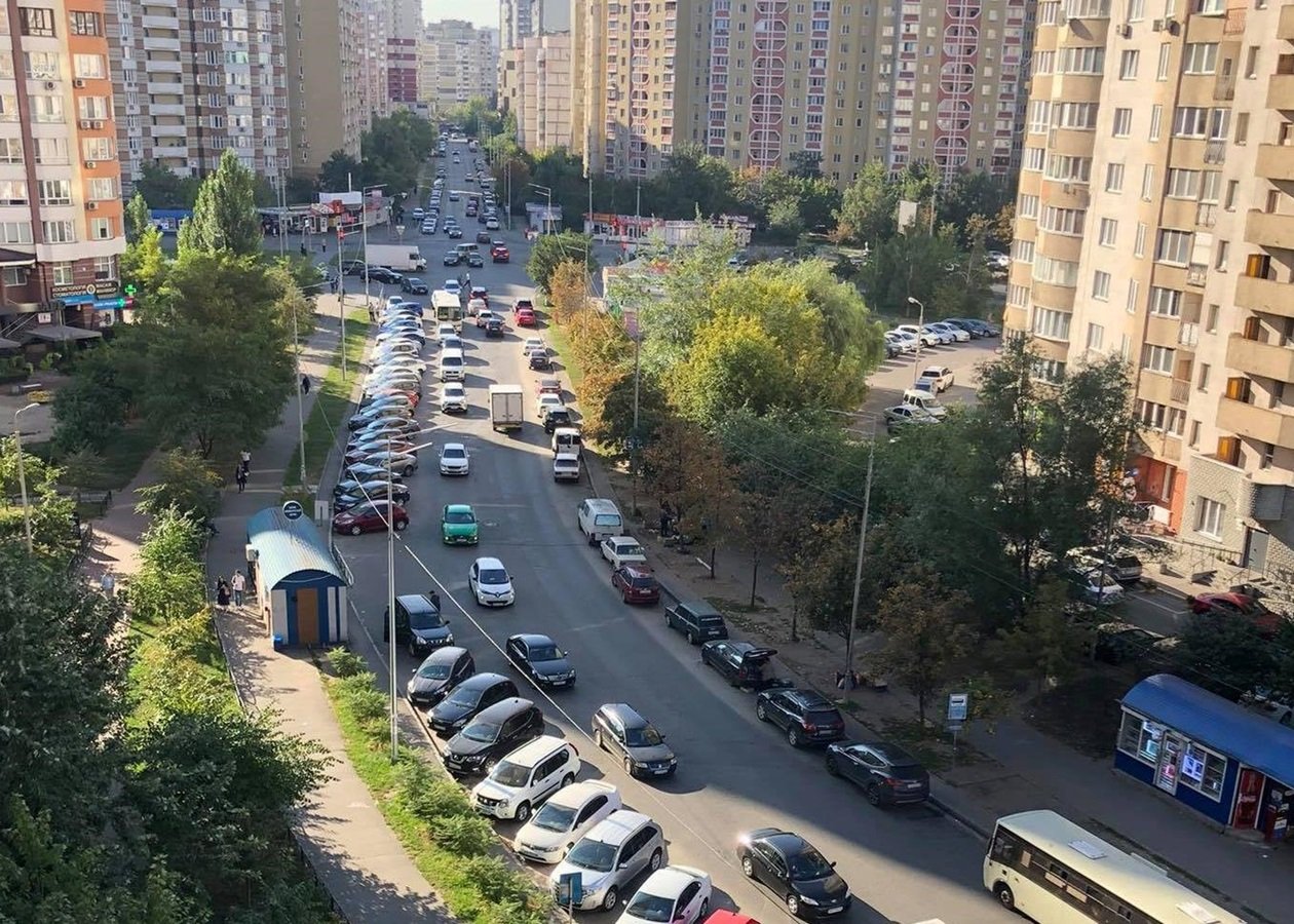Киевляне возмущены введением платы за дневную парковку “у дома” на ряде улиц в спальных районах