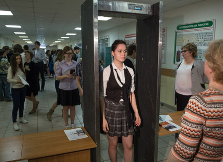 Прокуратура Киева предлагает установить в школах столицы металлодетекторы