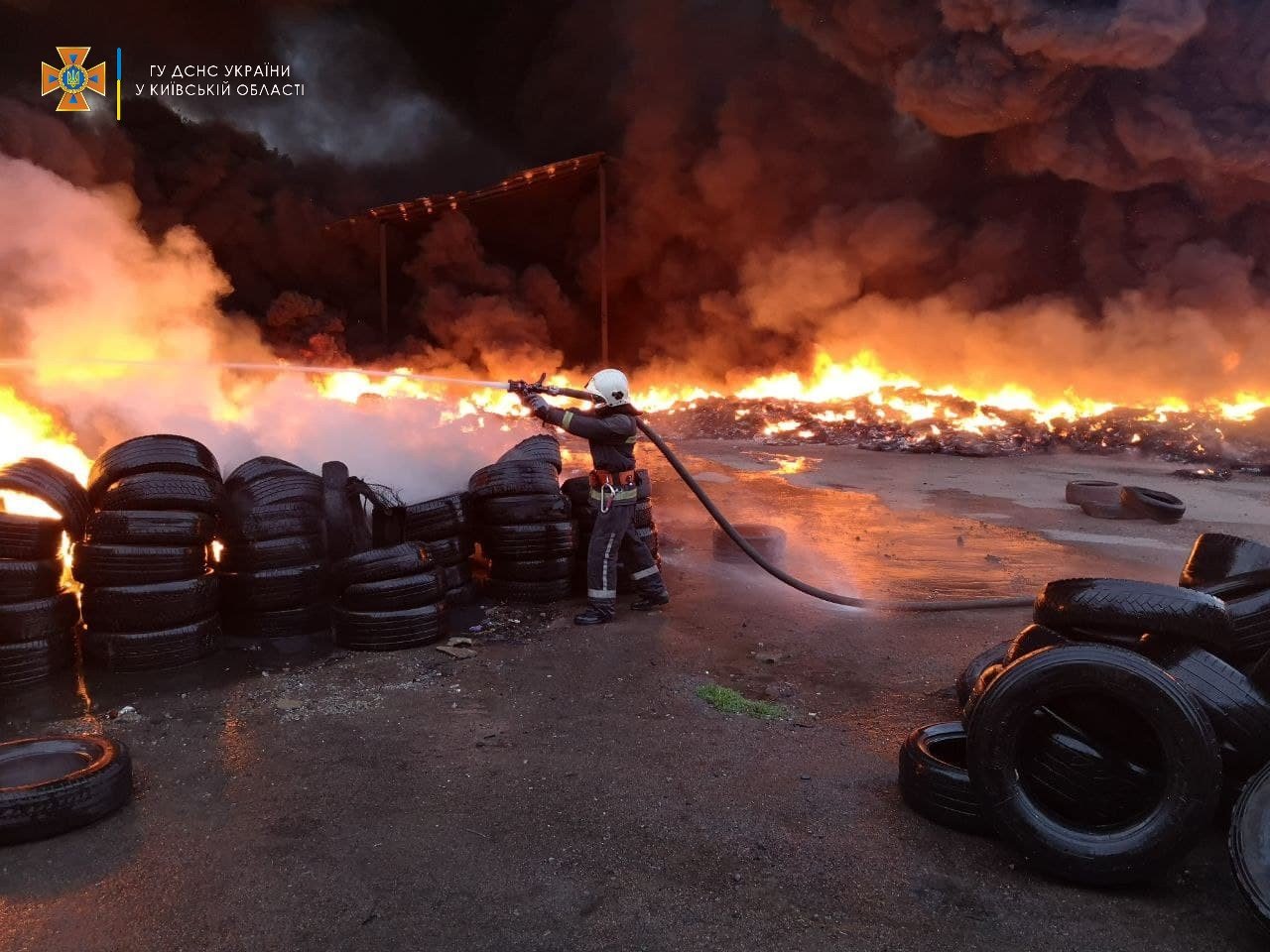 В селе Бышев на Киевщине произошел пожар на складе бытовых отходов