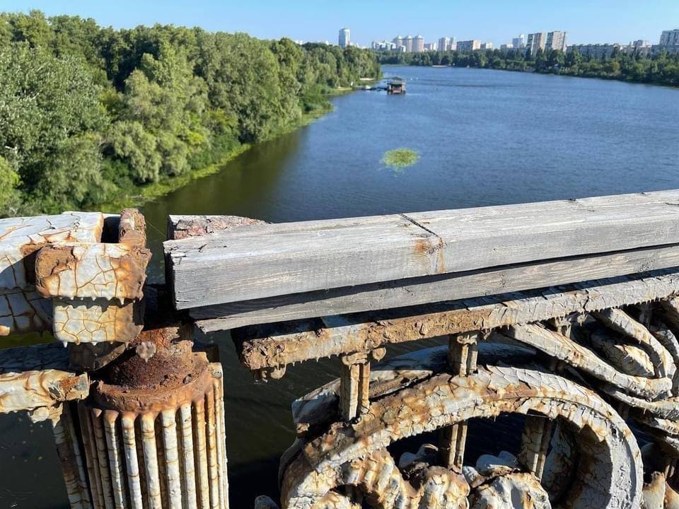 “Киевавтодормост” ищет подрядчика для очистки элементов металлических балок моста Патона