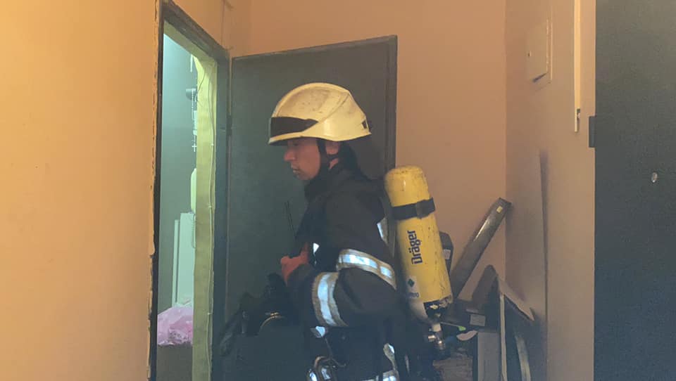В Киеве при ликвидации пожара в многоквартирном доме спасатели обнаружили тело человека