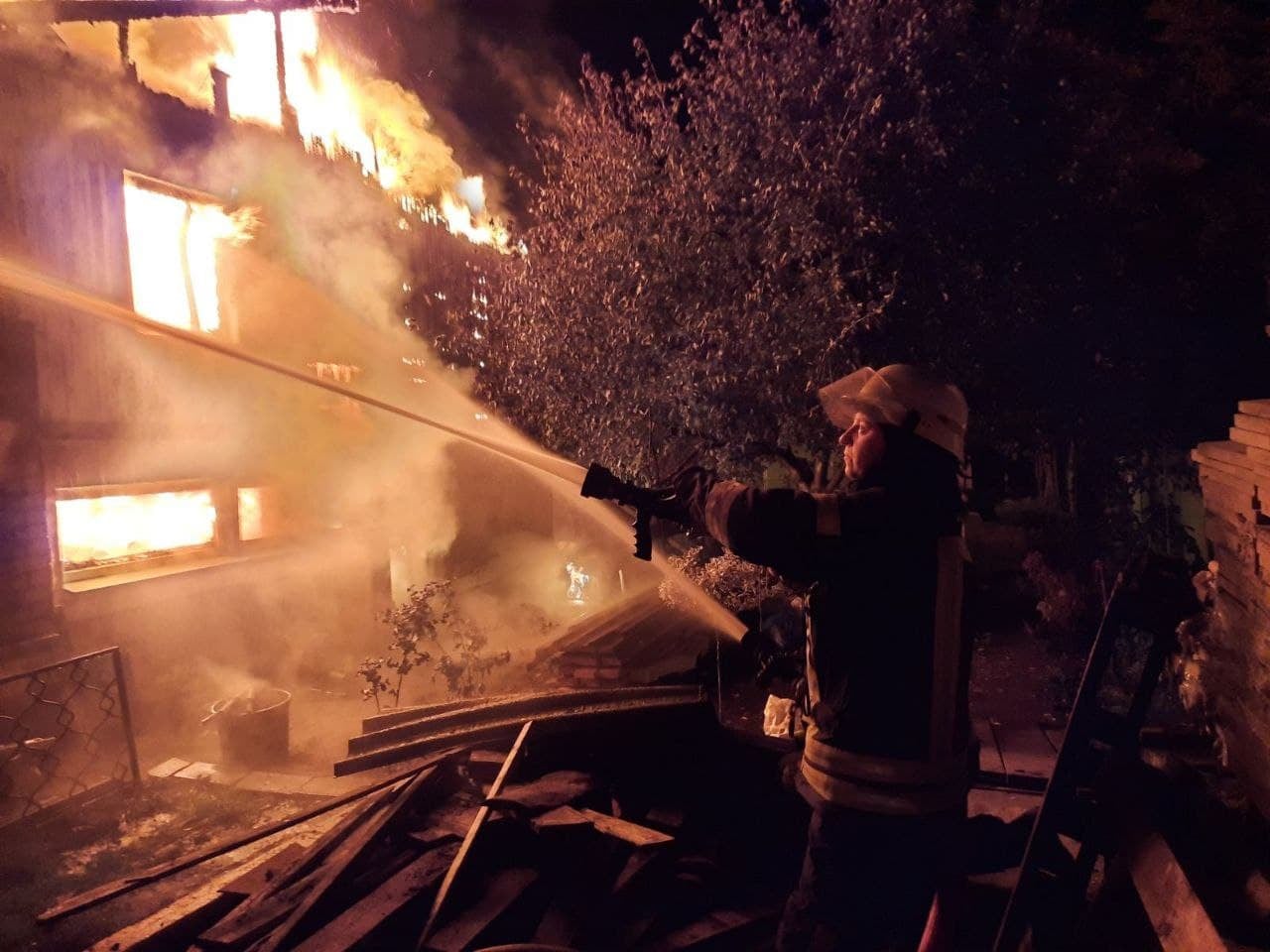 На Осокорках в Киеве при пожаре в частном доме погиб человек (фото)