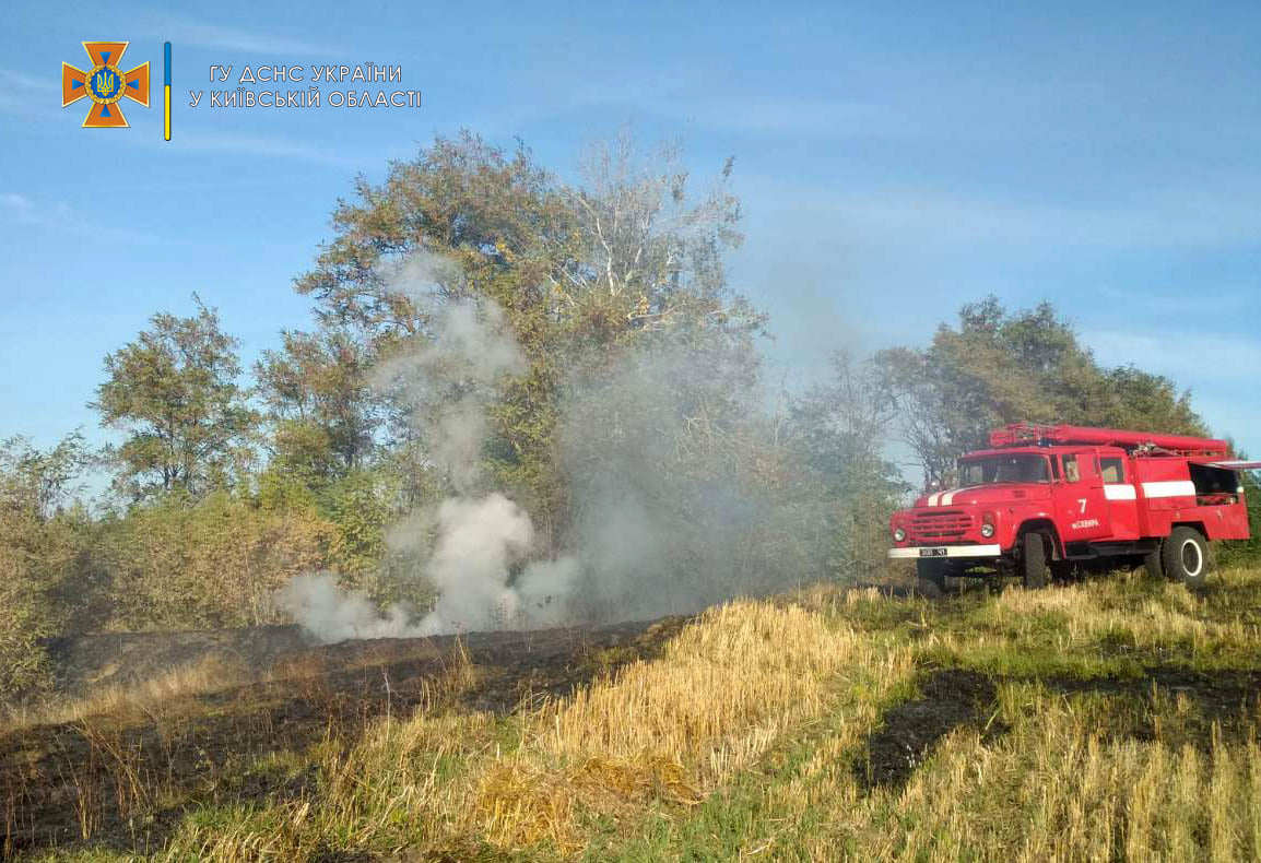 За прошедшие сутки спасатели Киевщины более 20 раз выезжали на пожары в экосистемах