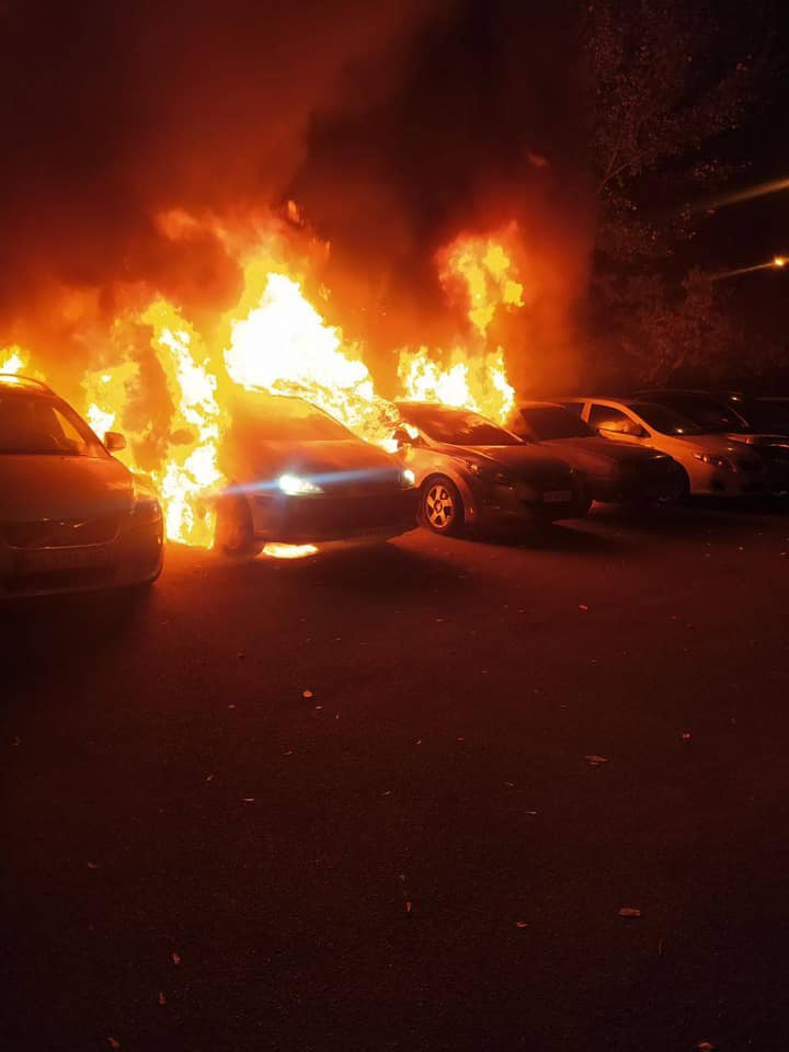 В Дарницком районе столицы ночью сгорело 4 автомобиля (фото, видео)