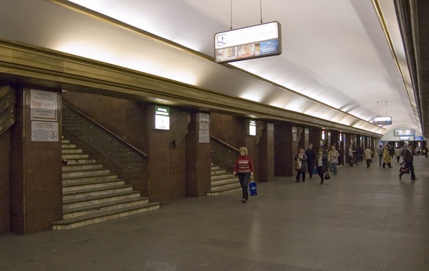 Киевское метро пришлось остановить из-за падения детского самоката на рельсы