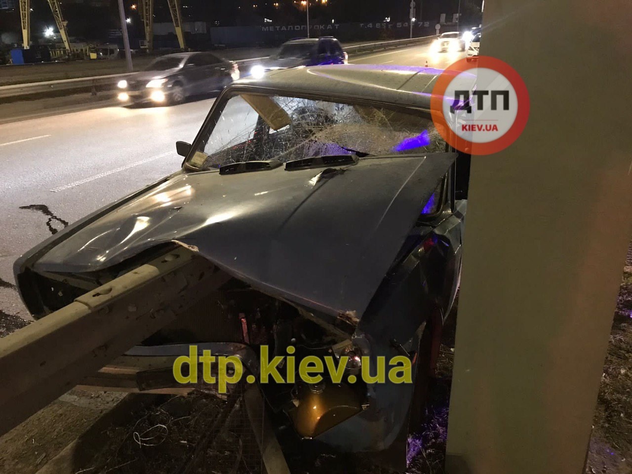 На Саперно-Слободской в Киеве автомобиль наткнулся на отбойник, водитель погиб (фото, видео)